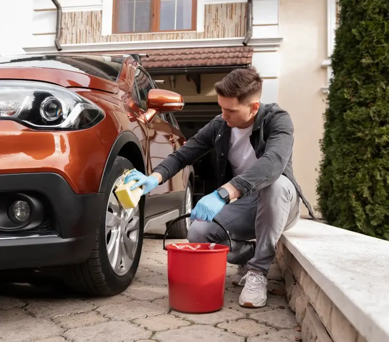 Lavage auto à domicile Chivres-Val : professionnel intervenant sur un véhicule